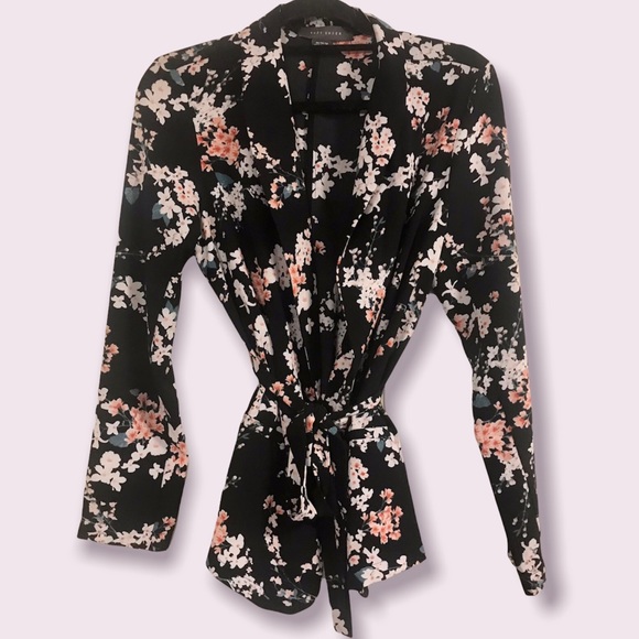 🌟SALE 2/$10.00‼️ Suzy Shier Women’s Black/Floral Blouse / Belted Waist size M - Picture 3 of 9